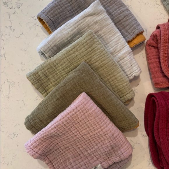 Set of 6 burp clothes, 5 bibs, 2 swaddling blankets - Picture 5 of 12